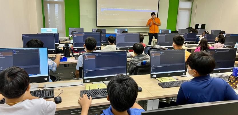 เด็กเรียน coding หน้าคอม